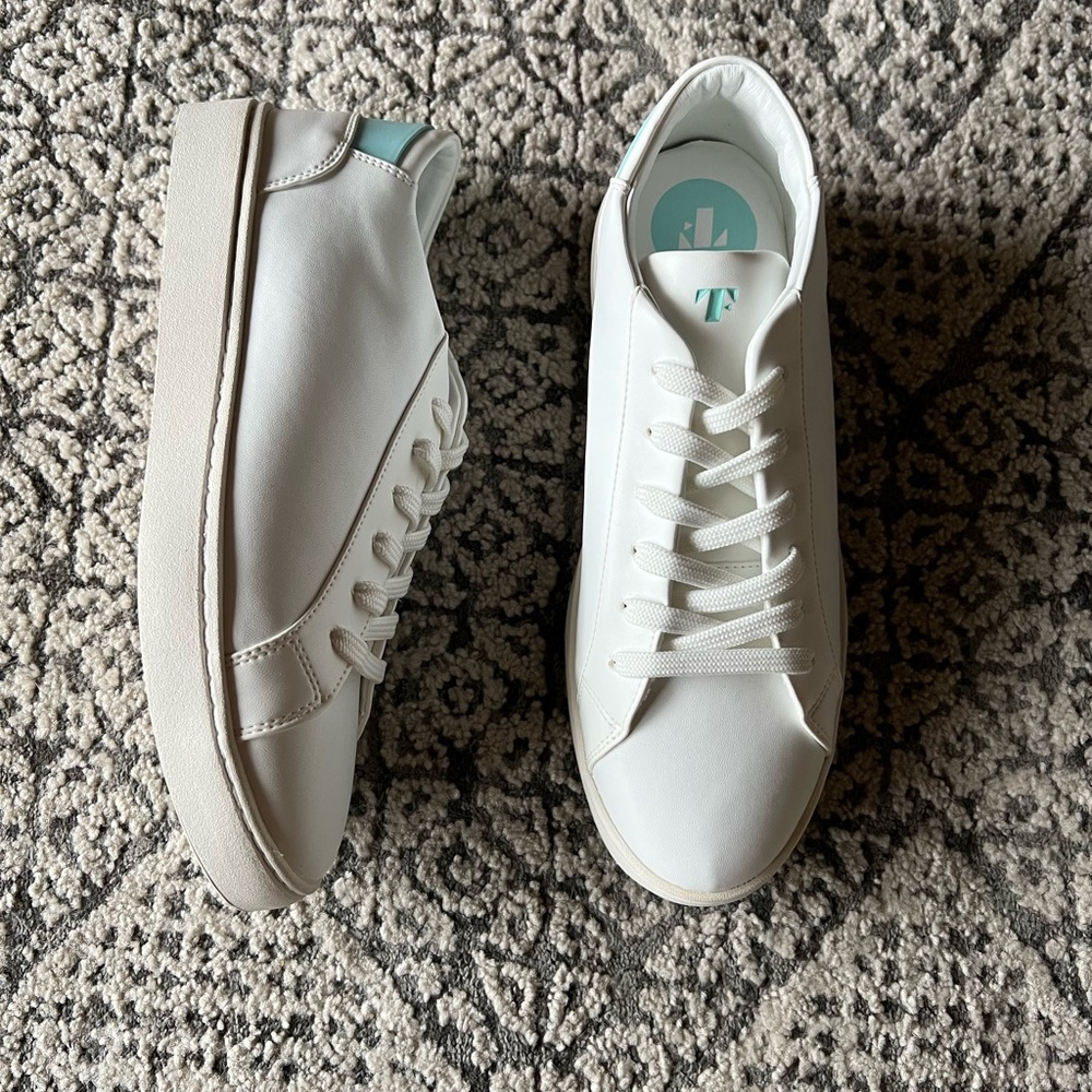 Thousands Fell white sneakers